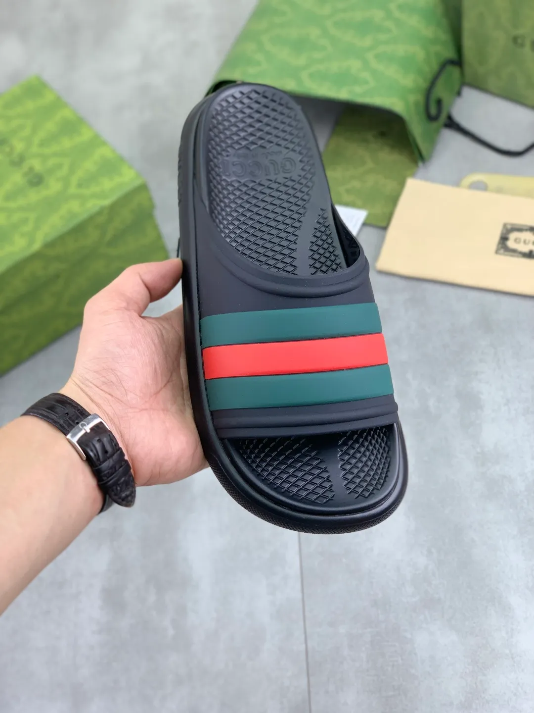 Men's Men's Shoes 💰P300💰[New Style] High Version 🎁🎁🎁 GUCCI New Year of the Snake casual slippers, original official website, perfect workmanship, transmitting a kind of noble luxury, sublimating its definition of luxury in Gucci's high-end extraordinary craftsmanship. Original Gucci double G combination outsole, code number: 35-46, complete package